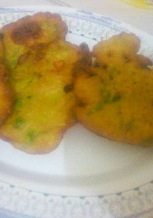 A picture of Deepfried vegetable dough.