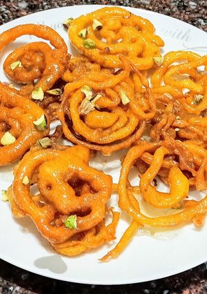 जिलेबी (jalebi recipe in marathi) रेसिपी चे मुख्य फोटो