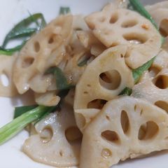 A picture of Lazy Stir fry crispy lotus roots 炒蓮藕.