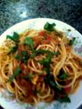 Spaguetis con lata de sardinas en salsa roja
