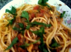 Una foto de Spaguetis con lata de sardinas en salsa roja