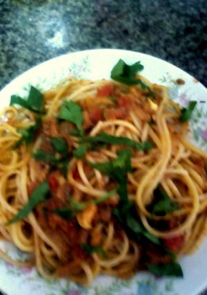 Una foto de Spaguetis con lata de sardinas en salsa roja
