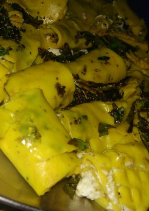 A picture of Khandvi.