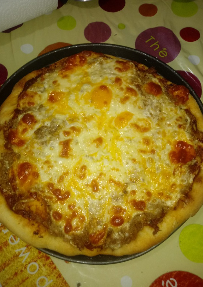 Una foto de Pizza con rulo de cabra y atún en la piedra