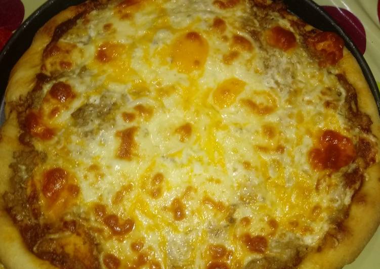 Pizza con rulo de cabra y atún en la piedra