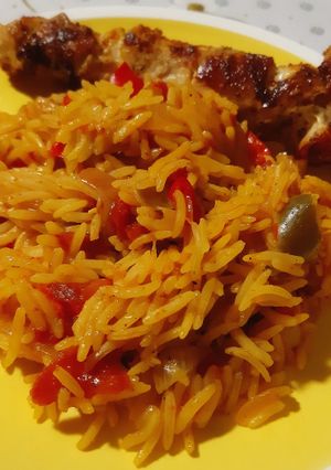 Une photo de Brochettes de poulet accompagnées de riz aux légumes ❤