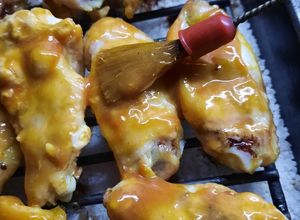 Una foto de Alitas de pollo con limón, mostaza y ketchup