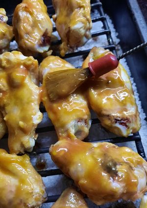 Una foto de Alitas de pollo con limón, mostaza y ketchup