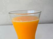 Una foto de zumo de naranja y limón
