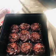 Una foto de Churro bombs con cobertura de chocolate