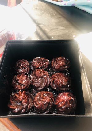 Una foto de Churro bombs con cobertura de chocolate