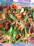 Fideos de arroz salteados con carne y verduras