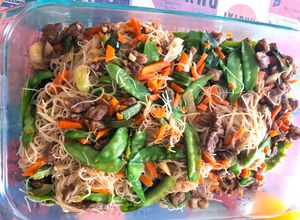 Una foto de Fideos de arroz salteados con carne y verduras