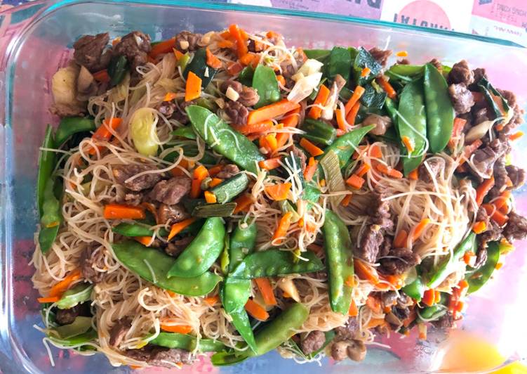 Fideos de arroz salteados con carne y verduras