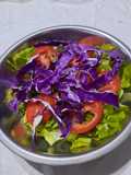 Ensalada con repollo morado, tomate, lechuga