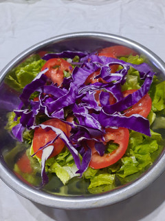 Una foto de Ensalada con repollo morado, tomate, lechuga