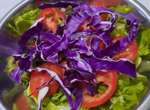 Una foto de Ensalada con repollo morado, tomate, lechuga