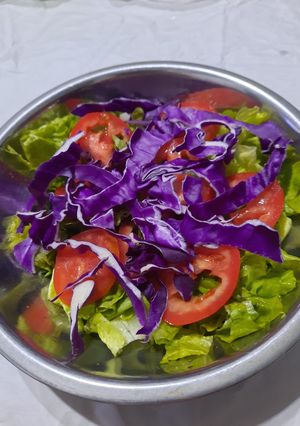 Una foto de Ensalada con repollo morado, tomate, lechuga