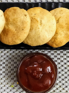 बेक कचोरी (baked kachori recipe in marathi) रेसिपी चे मुख्य फोटो