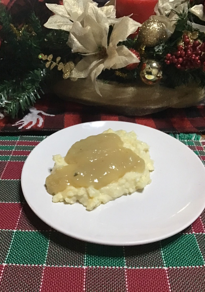 Una foto de Gravy para puré de papa