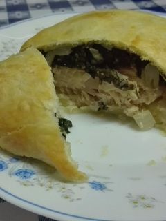 Una foto de Hojaldre de salmón con espinacas