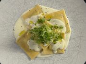 Una foto di pasta con salsa al parmigiano