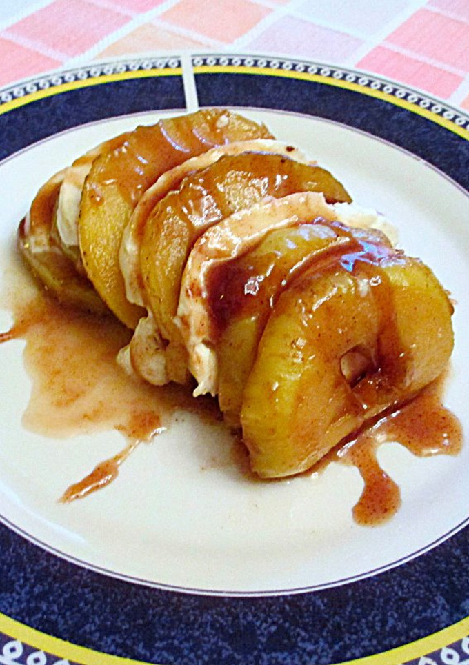 Una foto de Manzana caramelizada con mozzarella