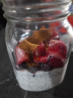 Una foto de Kéfir con chía y frutas 🥛🍒🍓