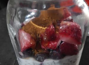 Una foto de Kéfir con chía y frutas 🥛🍒🍓