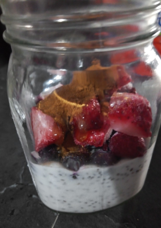 Una foto de Kéfir con chía y frutas 🥛🍒🍓