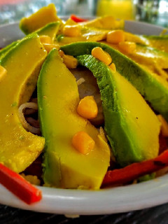 Una foto de ENSALADA De Aguacate🥑 con🌽Maíz...!