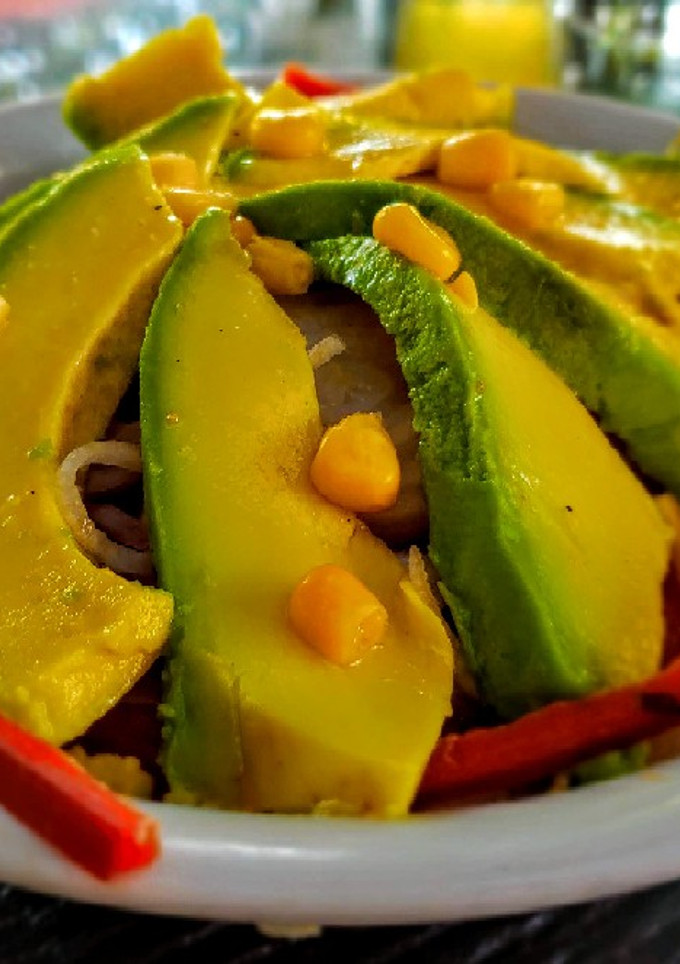 Una foto de ENSALADA De Aguacate🥑 con🌽Maíz...!