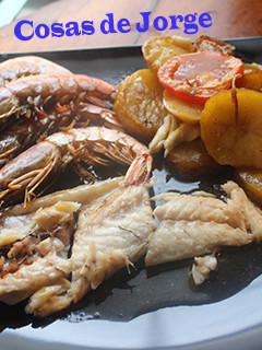 Una foto de Lubina con gambas al horno