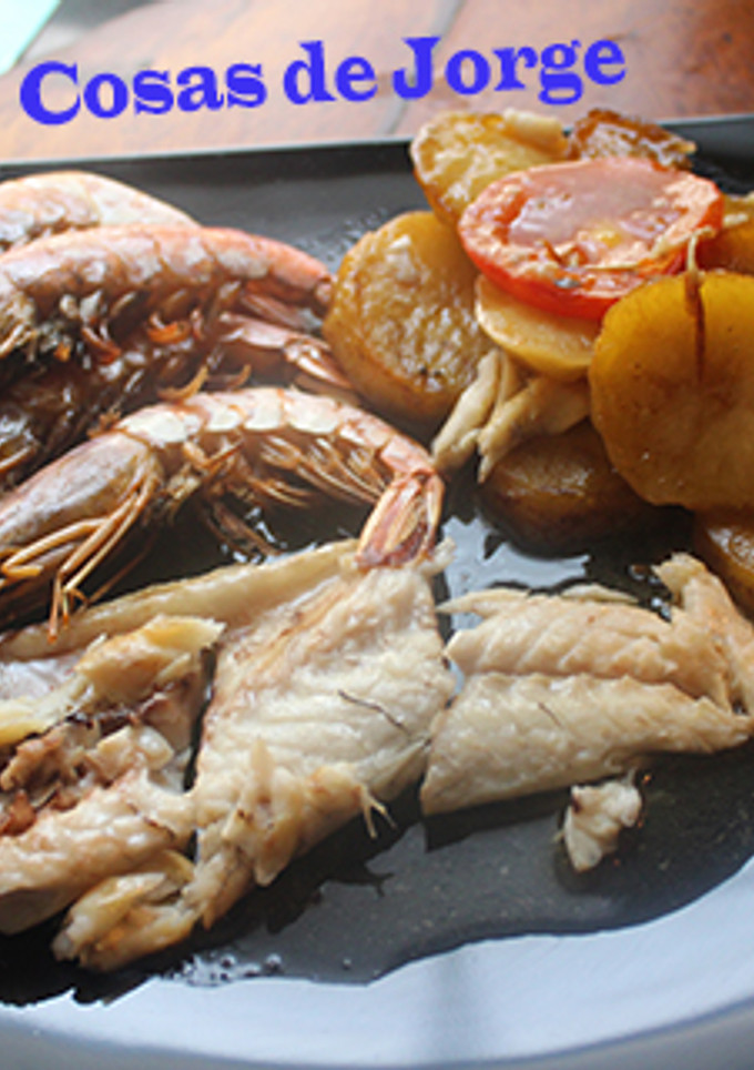 Una foto de Lubina con gambas al horno