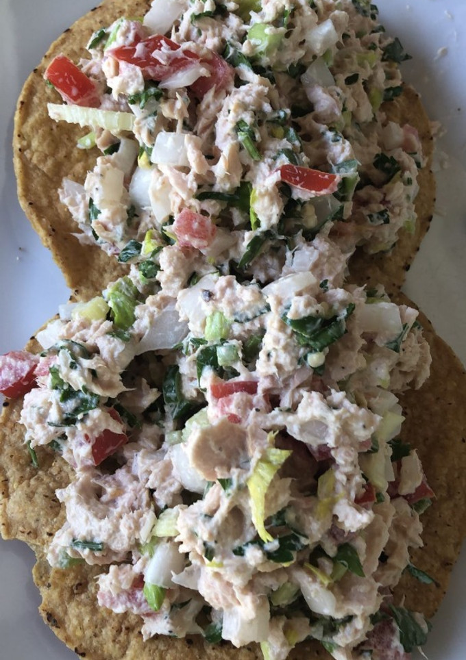 Una foto de Tostadas de ensalada de atún