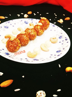 गुड के ड्राई फ्रूट्स लडडू (gur ke dry fruits ladoo recipe in Hindi) रेसिपी मुख्य फोटो
