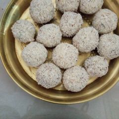 A picture of Nariyal ke laddu.