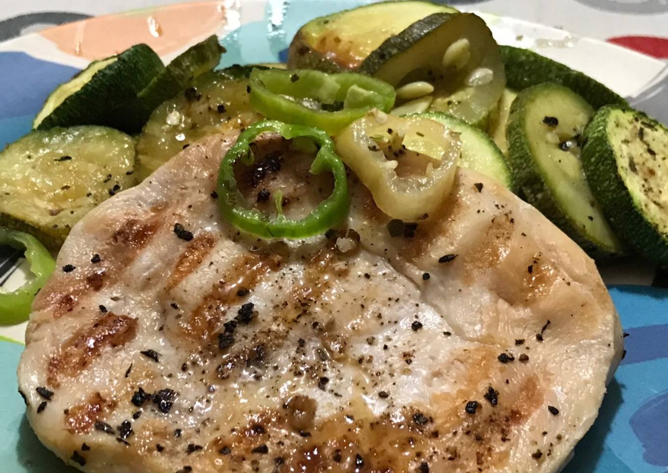 Medallón de pechuga de pollo con calabacitas asadas. 100% libre de grasa