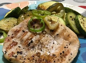 Una foto de Medallón de pechuga de pollo con calabacitas asadas. 100% libre de grasa