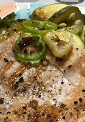 Una foto de Medallón de pechuga de pollo con calabacitas asadas. 100% libre de grasa