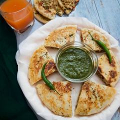 A picture of Paneer stuffed kulcha.