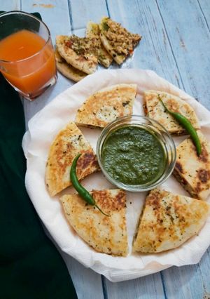 A picture of Paneer stuffed kulcha.