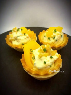 Una foto de Canapés de queso crema y mango