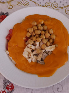 Una foto de Ensalada Cullera de garbanzos y salmorejo
