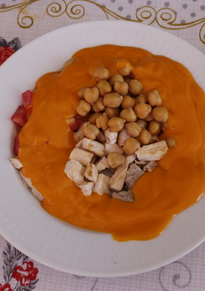 Una foto de Ensalada Cullera de garbanzos y salmorejo