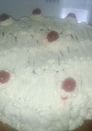 Una foto de Torta con relleno de crema de maní