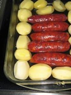 Una foto de Chorizo al horno con papas