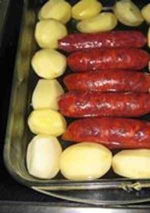 Una foto de Chorizo al horno con papas