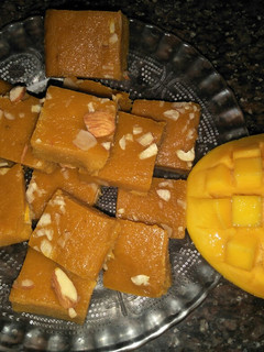 मैंगो बर्फी (Mango barfi recipe in Hindi) रेसिपी मुख्य फोटो