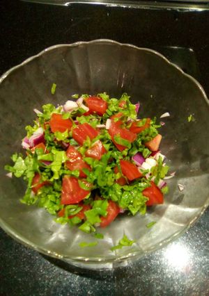 A picture of Lettuce tomato salad.